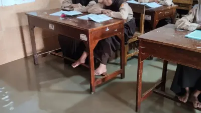 Miris, Siswa Dua SDN di Limbangan Kulon Brebes Belajar Ditengah Banjir