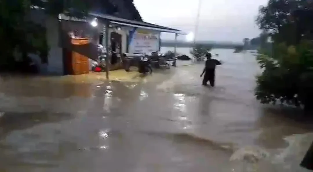 Kondisi banjir yang menerjang Desa Luwungbata, Kecamatan Tanjung, Brebes.
