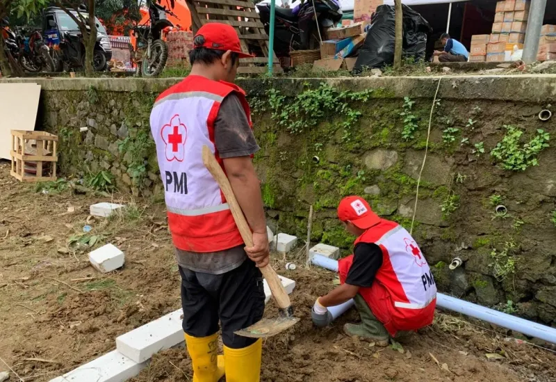 PMI Kabupaten Tegal Buat MCK Komunal di Posko Pengungsian Warga Padasari