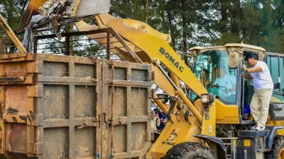 Naik Loader di Pantai Jodo, Ahmad Luthfi–Taj Yasin Pimpin Gerakan Jateng ASRI di 35 Daerah