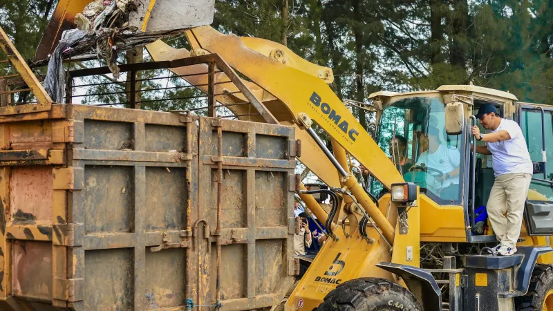 Naik Loader di Pantai Jodo, Ahmad Luthfi–Taj Yasin Pimpin Gerakan Jateng ASRI di 35 Daerah