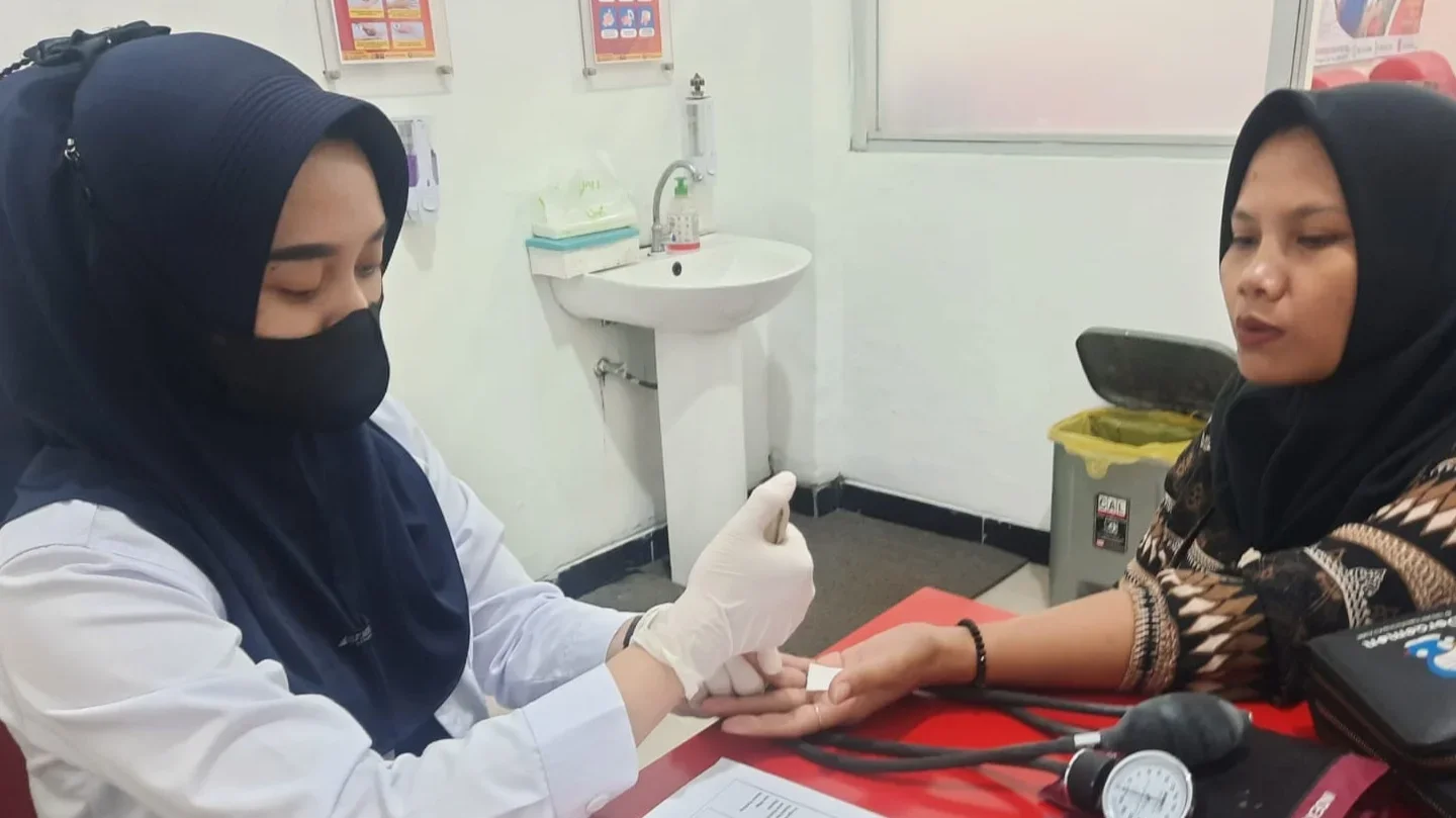 Salah seorang warga melakukan pemeruksaan kesehatan sebelum donor darah di Unit Donor Darah Palang Merah Indonesia Kabupaten Tegal.