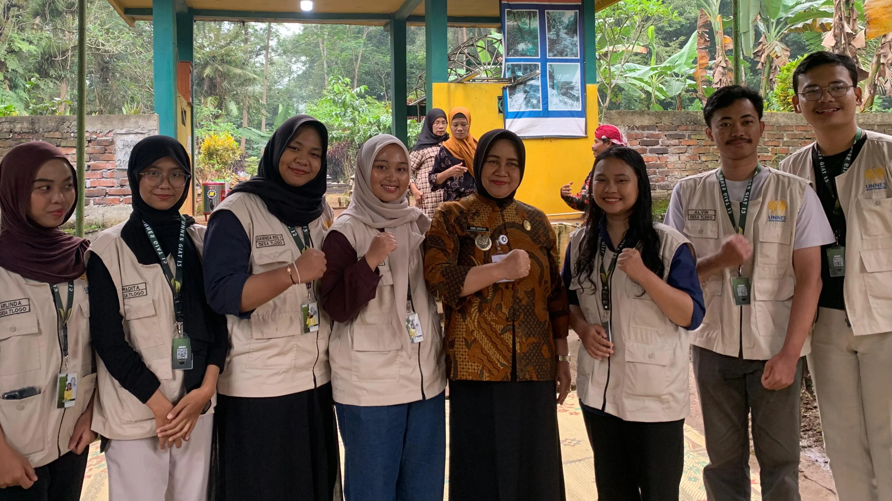 Mahasiswa dari Universitas Negeri Semarang (UNNES) yang sedang menggelar Kuliah Kerja Nyata (KKN) berfoto bersama Wakil Bupati Semarang Arifah.