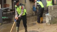 224 Rumah Warga di Desa Capar Tegal Terdampak Banjir, Polisi Bantu Bersihkan Rumah Warga