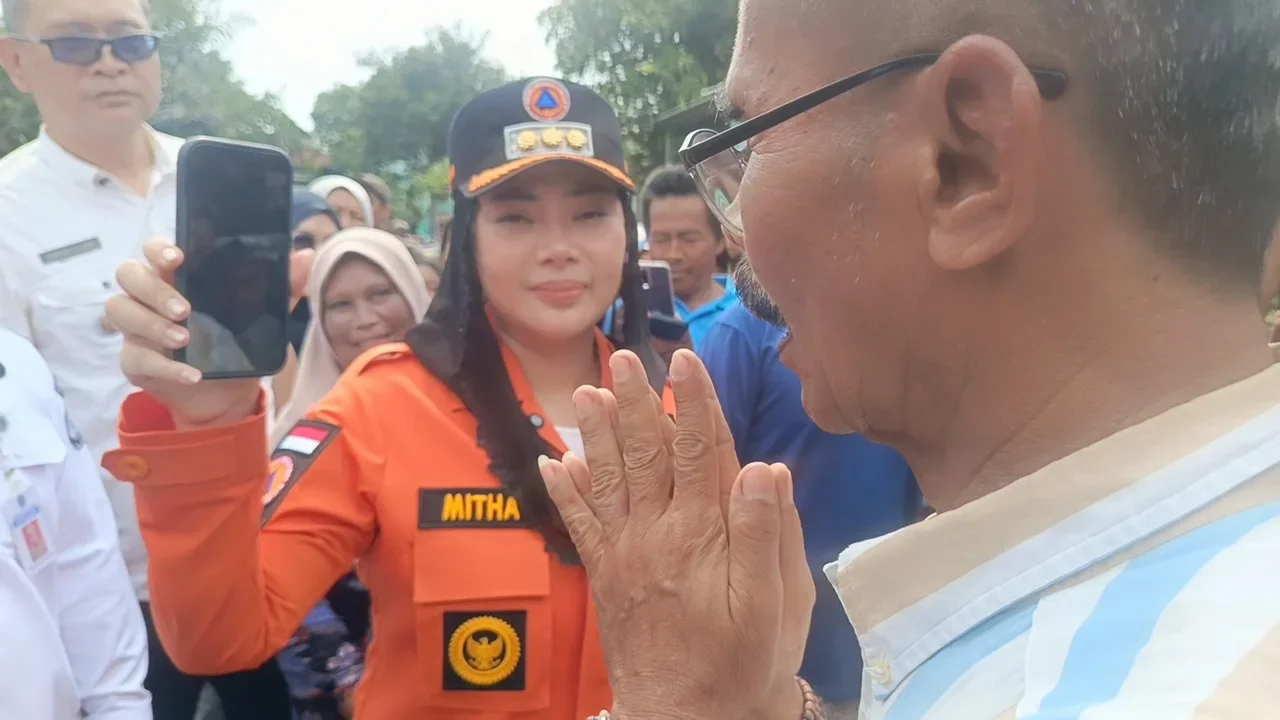 Bupati Brebes Video Call Gubernur Jateng dari Lokasi Banjir Adisana, Warga Minta Tanggul Permanen Sungai Keruh