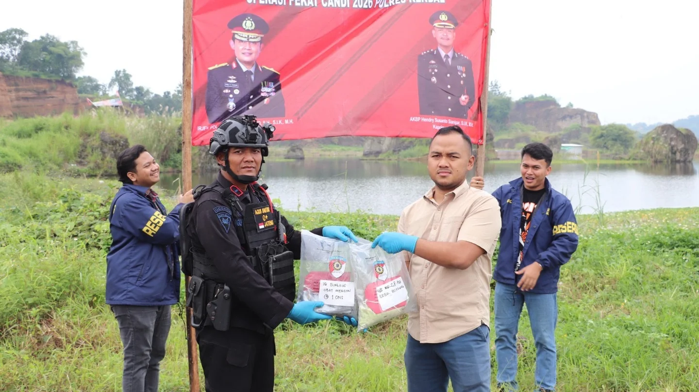 Polres Kendal Musnahkan Ratusan Ons Bahan Pembuat Petasan di Tambang Galian C