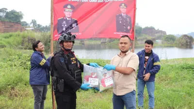 Polres Kendal Musnahkan Ratusan Ons Bahan Pembuat Petasan di Tambang Galian C