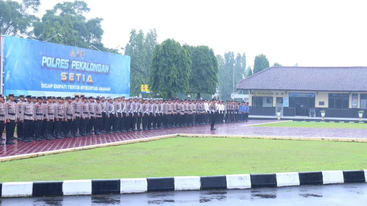 Meski Hujan Deras, Personel Polres Pekalongan Tetap Khidmat Gelar Upacara Hari Kesadaran Nasional