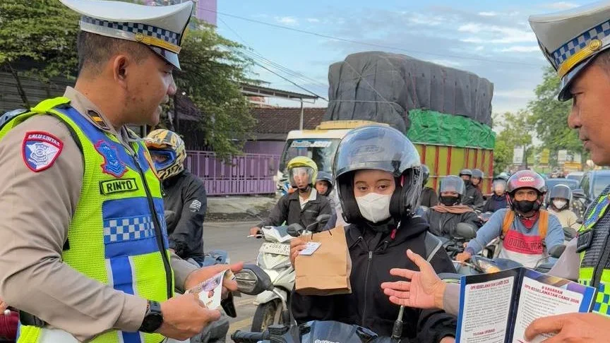 Satlantas Polres Kendal Gelar Aksi Simpatik, Edukasi Keselamatan di Lampu Merah