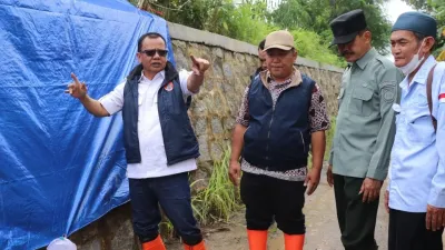Antisipasi Banjir Susulan, Wabup Wurja Pastikan Tanggul Sungai Kritis Tertangani