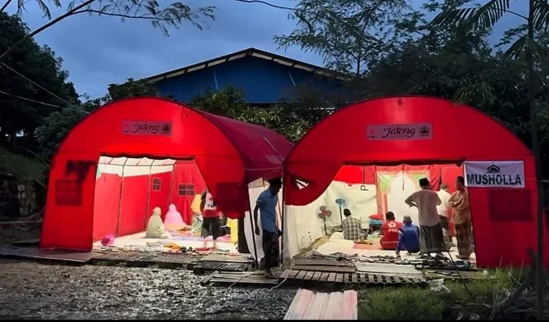 Salat Tarawih di Posko Pengungsian Korban Tanah Bergerak Padasari Tegal, Ini Rasanya