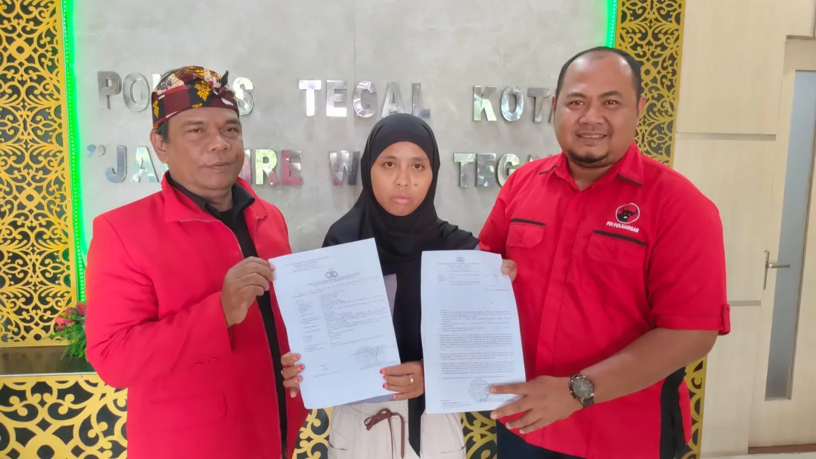 Tarinah, warga Jalan Irian, Kota Tegal, mencari keadilan atas kematian putranya yang diduga menjadi korban pengeroyokan geng motor.