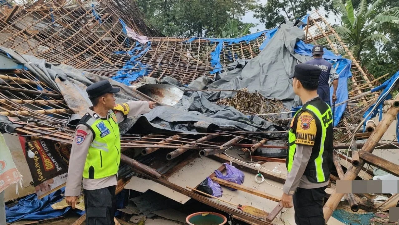 Dihantam Hujan Angin, Dua Rumah Warga di Bulaksari Sragi Pekalongan Roboh