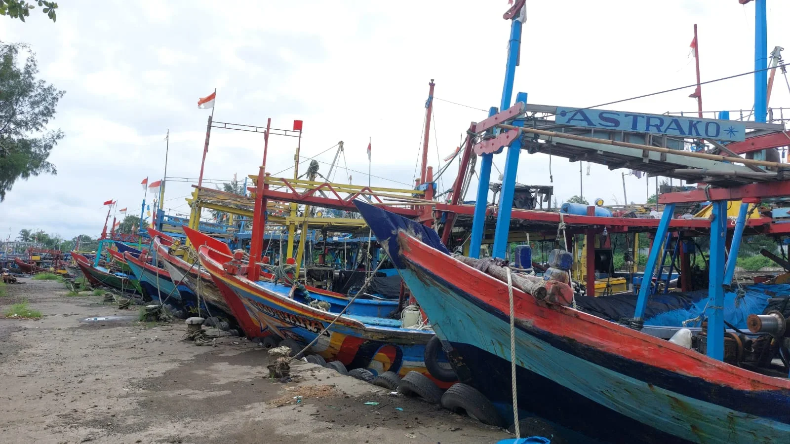Ombak Tinggi Lumpuhkan Aktivitas Nelayan di Pemalang