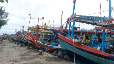 Ombak Tinggi Lumpuhkan Aktivitas Nelayan di Pemalang