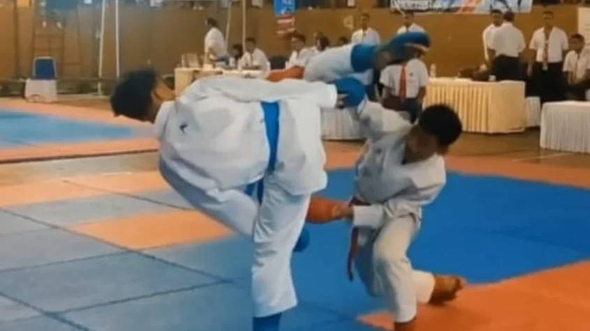 Dua perserta kerjuaraan karate piala Bupati Brebes sedang berlaga.