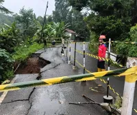 Jalan Bumiayu–Salem Longsor di Cibirus Bantarkawung, Separuh Badan Jalan Ambrol