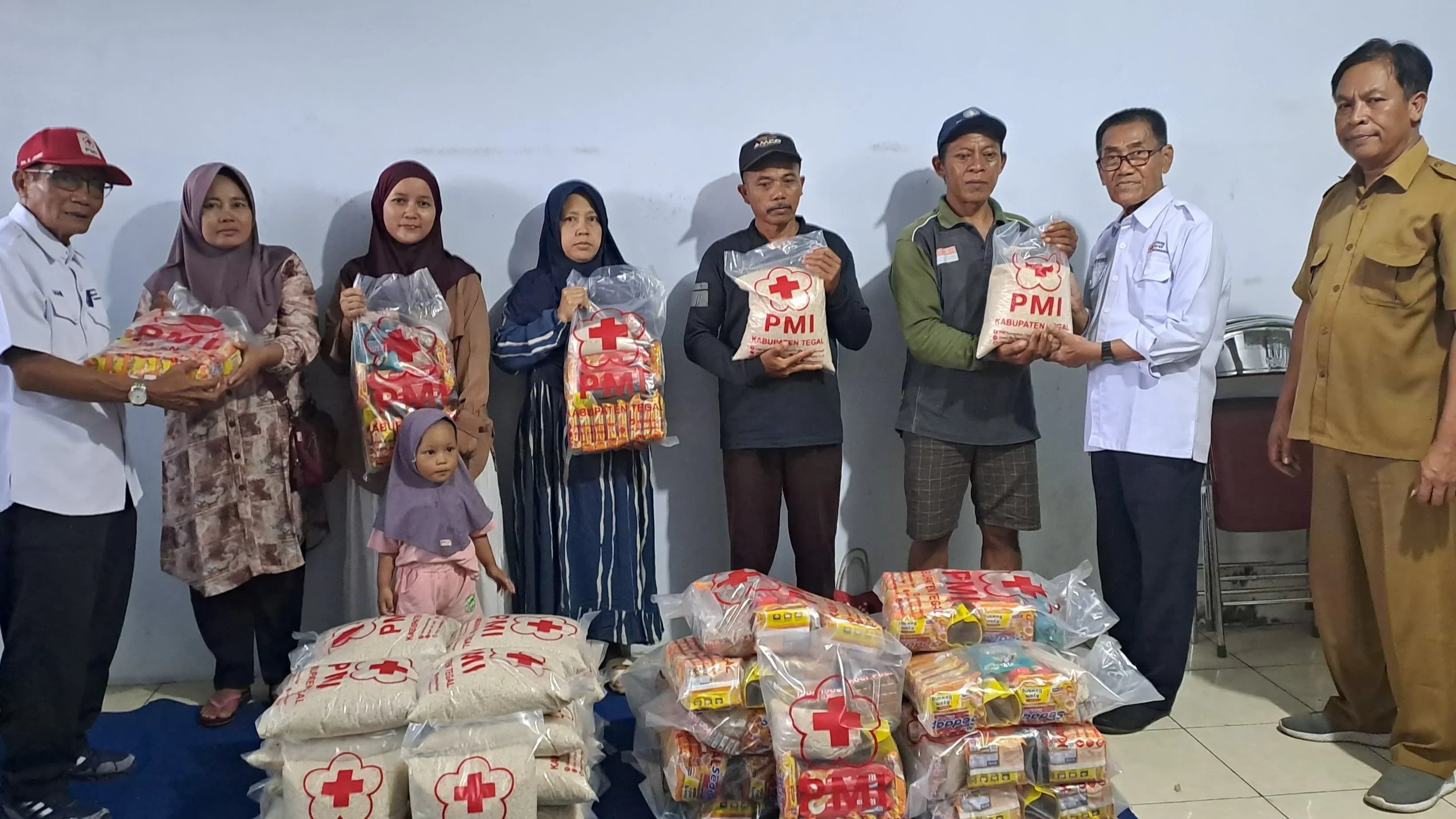 24 Warga Kajen Terdampak Tanah Bergerak Dapat Bantuan dari PMI Kabupaten Tegal