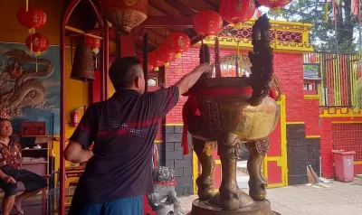 Perayaan Imlek di Slawi Berlangsung Sederhana, Gotong Toa Pe Kong dalam Kelenteng