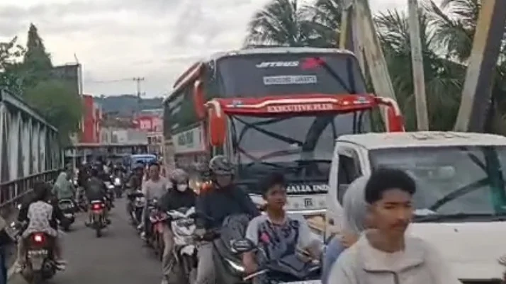 Ngabuburit Berburu Takjil, Warga Bumiayu Keluhkan Bus dan Truk Masih Masuk Kota