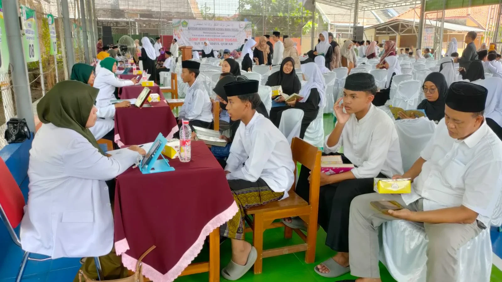 Para peserta uji tahfidz Al-Qur’an mengikuti ujian dengan pendampinga para orang tua masing-masing di SMP Ihsaniyah, Selasa 3 Februari 2026.