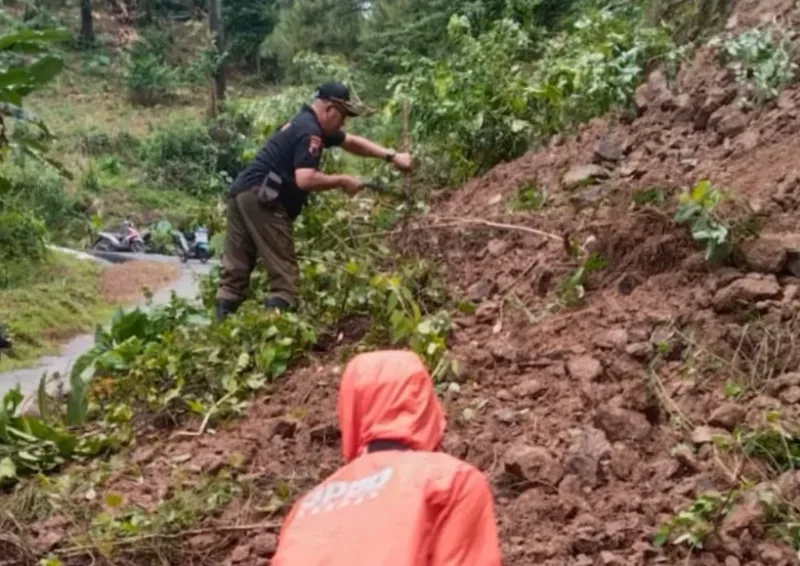 Jalur Bantarkawung–Tambakserang Brebes Tertutup Longsor,, Akses Warga Lumpuh