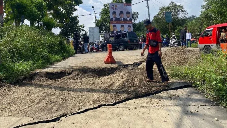 Jalan Clirit Tegal Amblas 50 Cm, Jalan Menuju Wisata Guci Terhambat