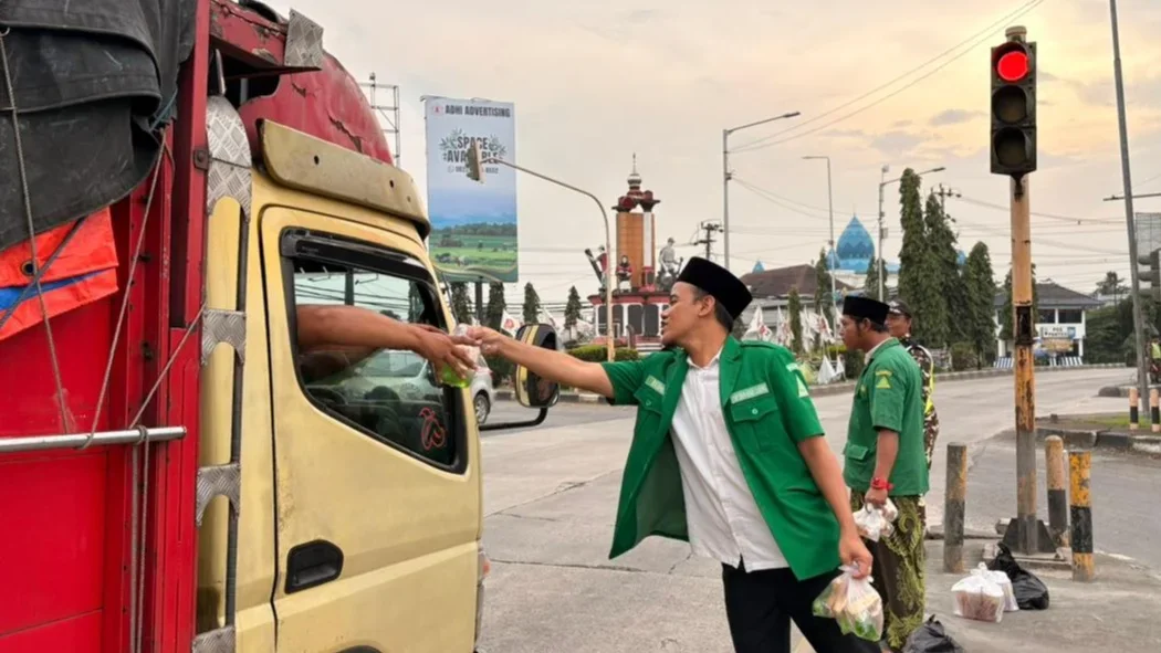 Pembagian takjil oleh PAC Ansor Kaliwungu. (edhot)