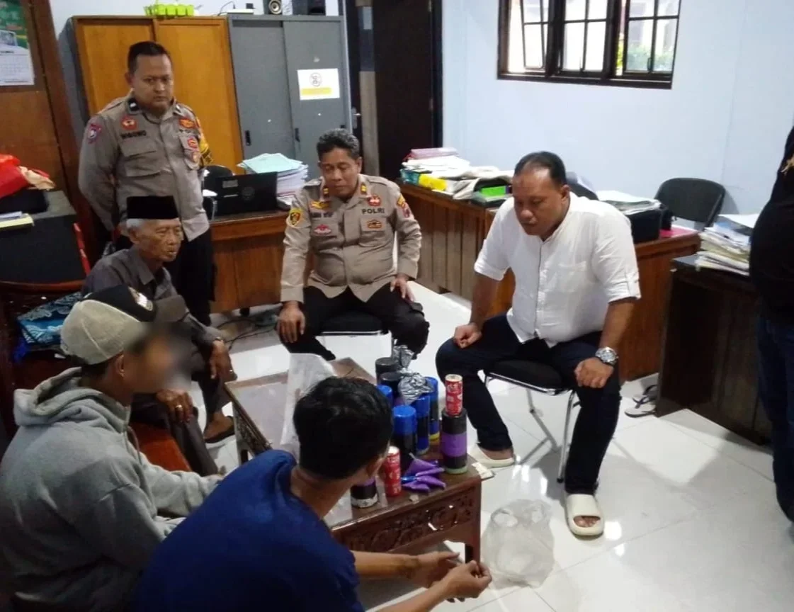 Warga di Pekalongan Serahkan Belasan Petasan Ukuran Jumbo ke Polisi