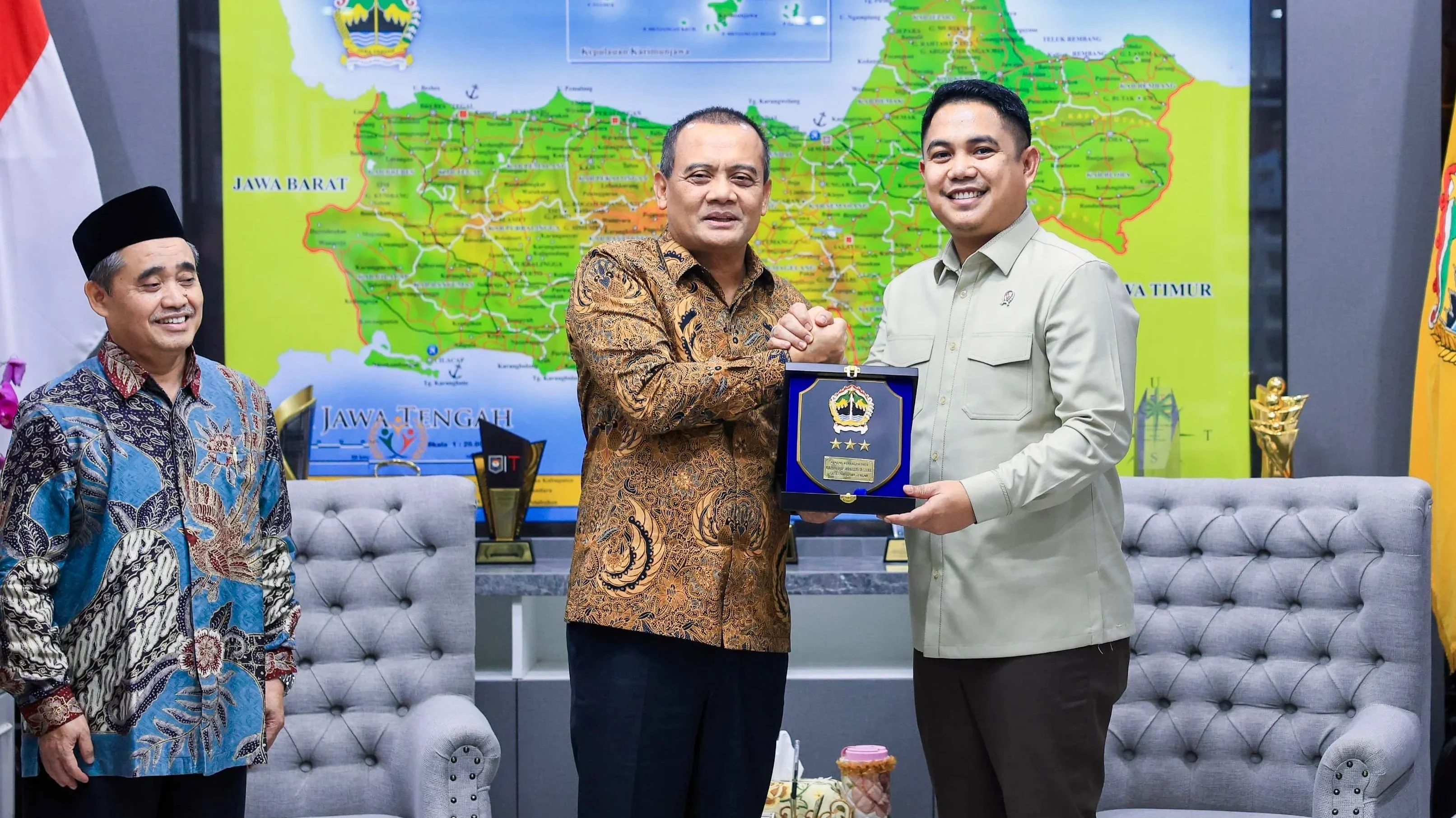 Ahmad Luthfi saat menerima audiensi Wakil Menteri Perlindungan Pekerja Migran Indonesia (P2MI) Dzulfikar Ahmad Tawalla di Kantor Gubernur Jawa Tengah, Kamis (5/3/2026).