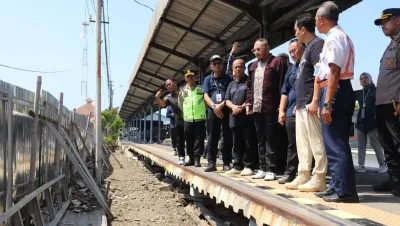 Lonjakan Pemudik Diprediksi 20 Persen, Wamen LH Pantau Sampah di Stasiun Tegal