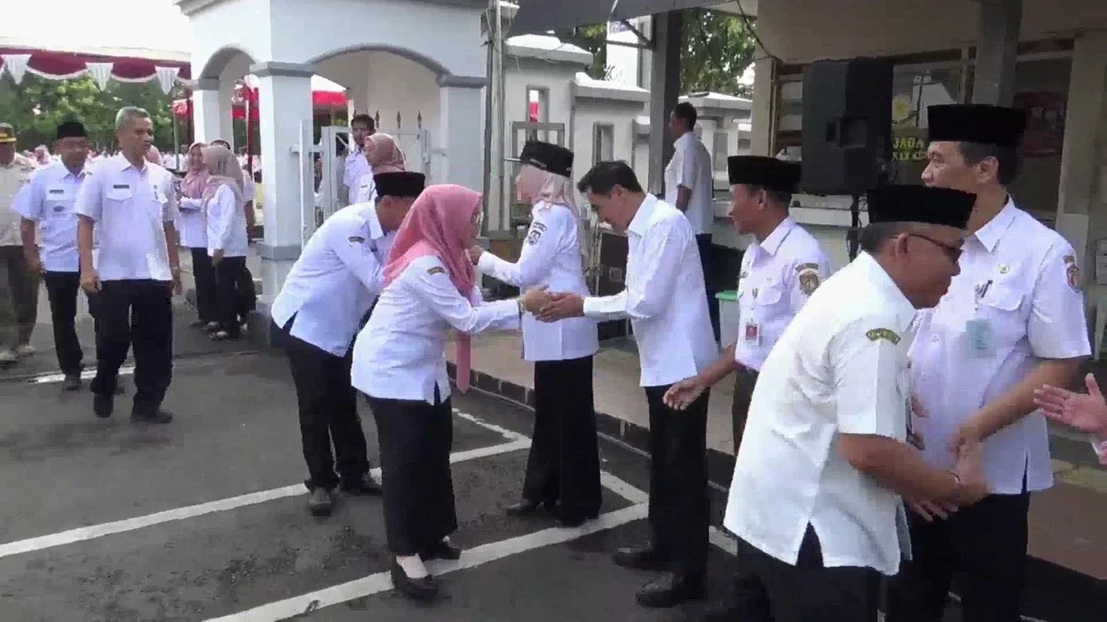 Bupati dan wakil bupati Kendal berjabat tangan usai apel hari pertama kerja usai libur lebaran. (edhot)