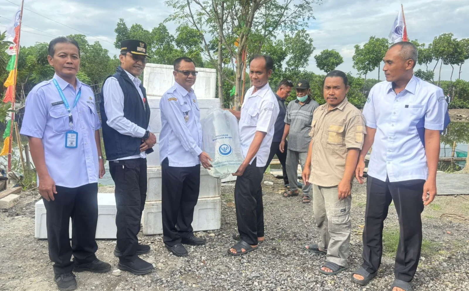 Wakil Bupati Brebes Wurja, didampingi Kepala Dinas Perikanan Kabupaten Brebes Eko Supriyanto menyerahkan bantuan benih ikan kakap putih bagi pembudidaya di Desa Randusanga Wetan, Brebes.