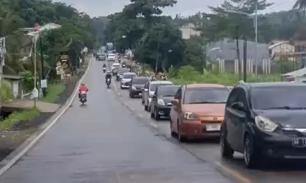 Arus balik merayap di jalur Purwokerto - Tegal tepatnya di Linggapura Kabupaten Brebes.