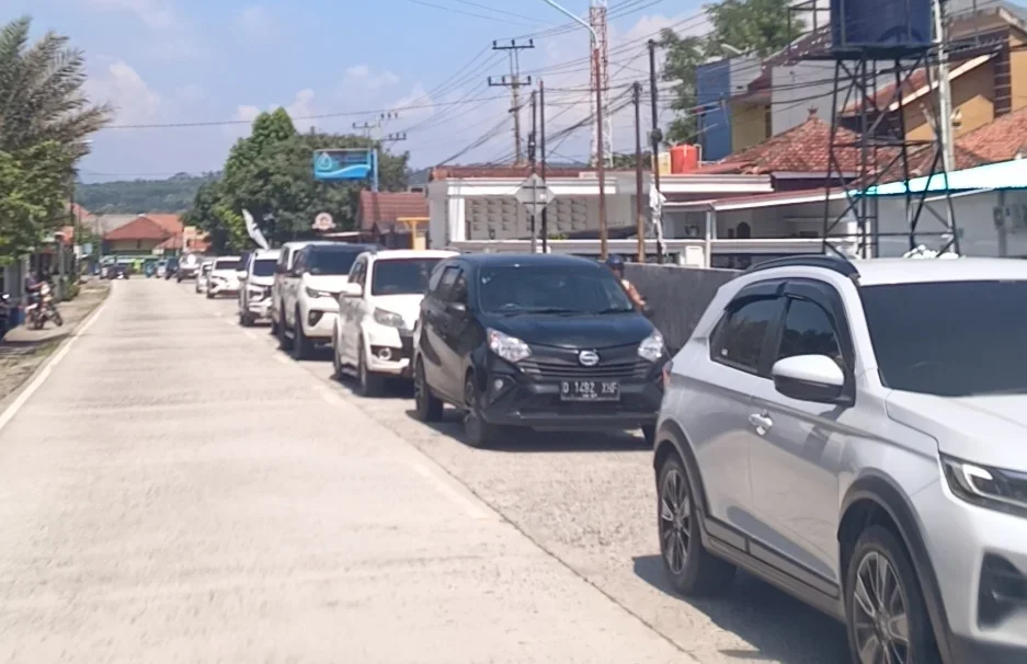 Arus Mudik H-5 Lebaran Pejagan–Ajibarang Ramai Lancar, Kendaraan Melambat di Pasar Linggapura