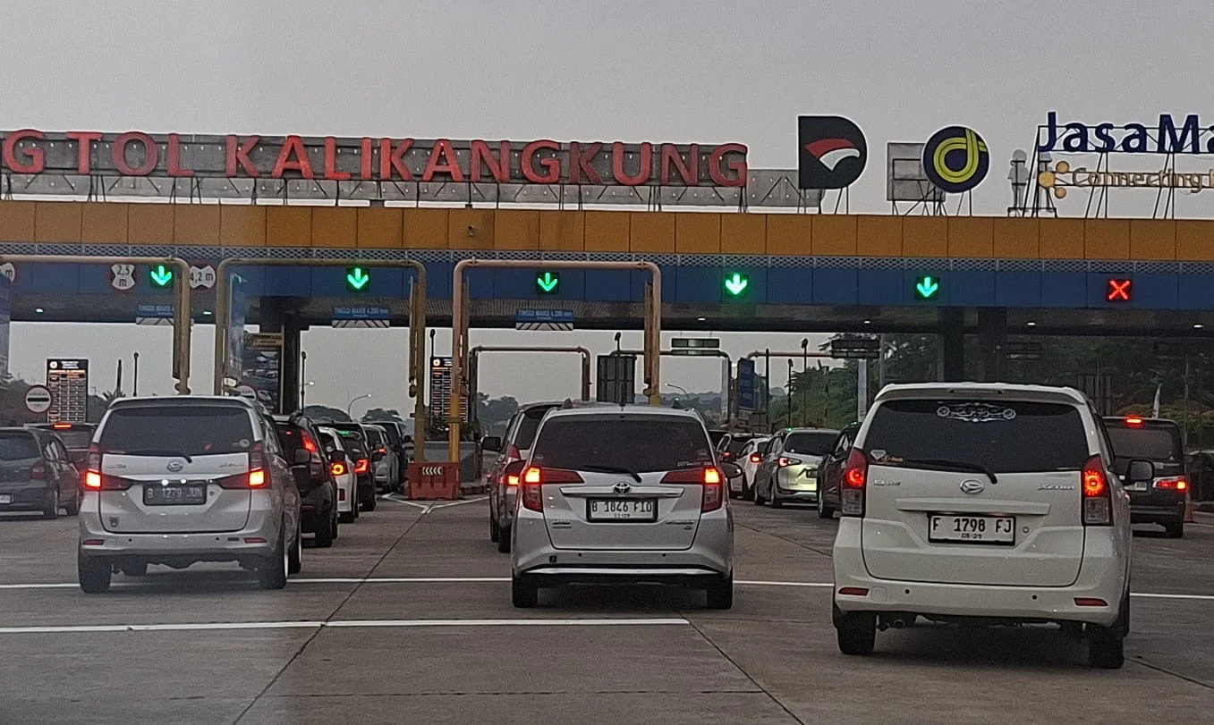 Suasana arus mudik di pintu tol Kalijangkung