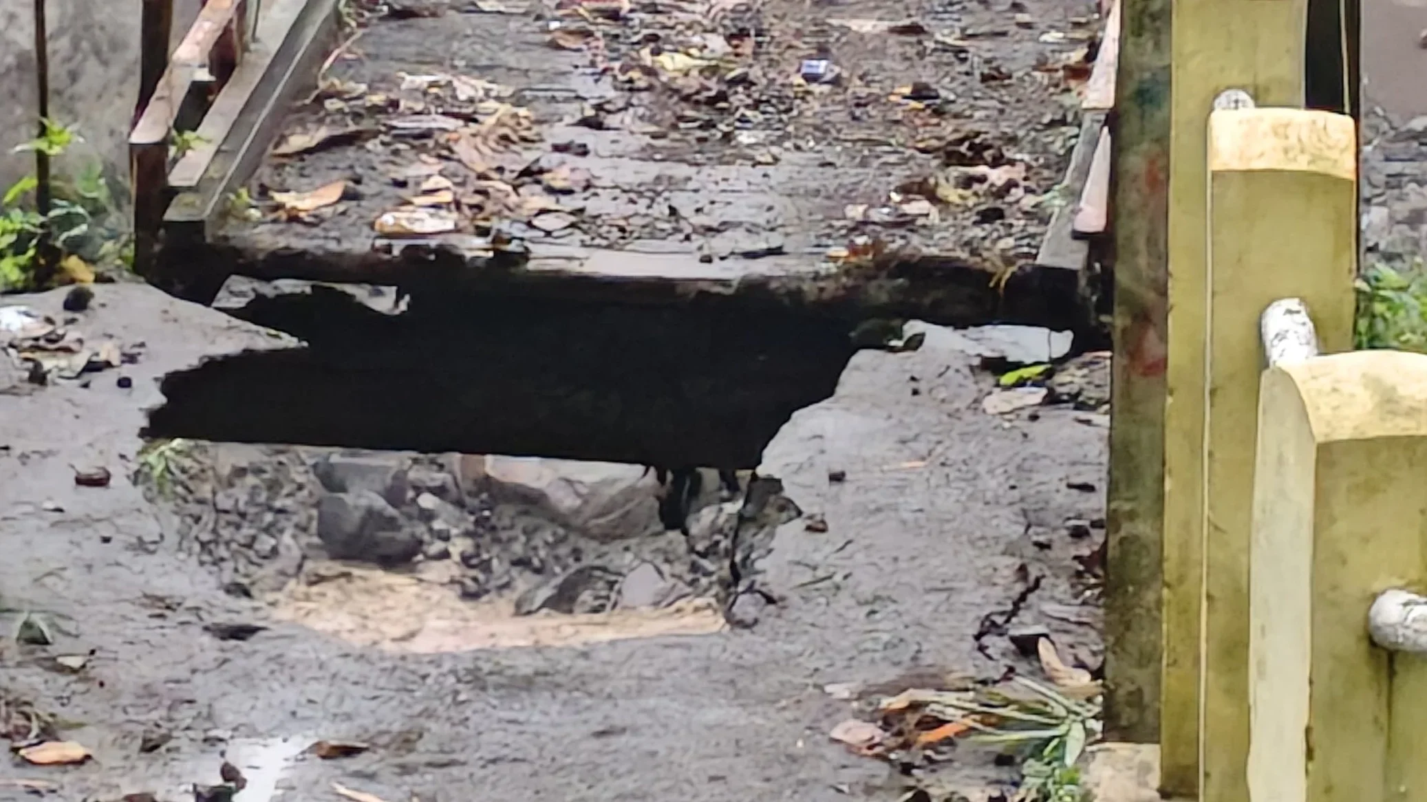Jembatan Gantung Sangkanjaya Tegal Ditutup, Pondasi Ambrol dan Lantai Bolong