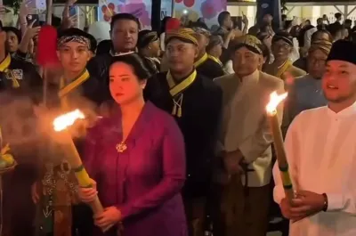 Rebutan Jaburan Ramaikan Kirab Obor Mangkunegaran Sambut Hari Raya Idulfitri