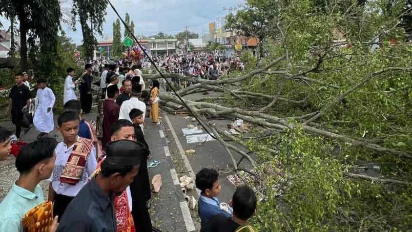 Lebaran Kelabu di Pemalang, Ledakan Petasan hingga Pohon Tumbang Saat Salat Ied