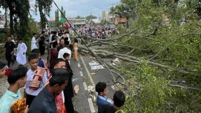 Lebaran Kelabu di Pemalang, Ledakan Petasan hingga Pohon Tumbang Saat Salat Ied