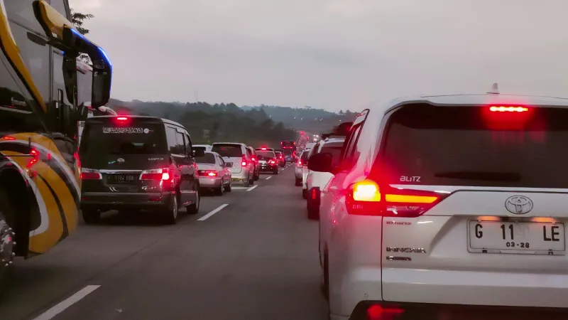 Macet Panjang di Tol KM 463, Dipicu Bukaan One Way dan Antrean Rest Area