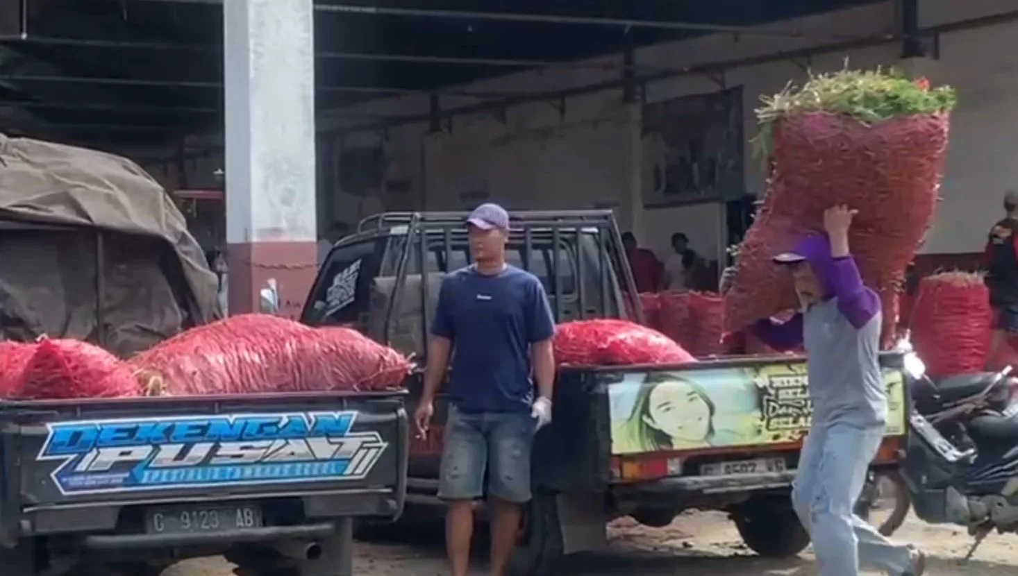 Sejumlah pekerja sedang beraktivitas di Pasar Sengon, Kecamatan Tanjung, Brebes. Harga cabai merah besar di tingkat petani kini anjlok hingga Rp 9.000/ kg.