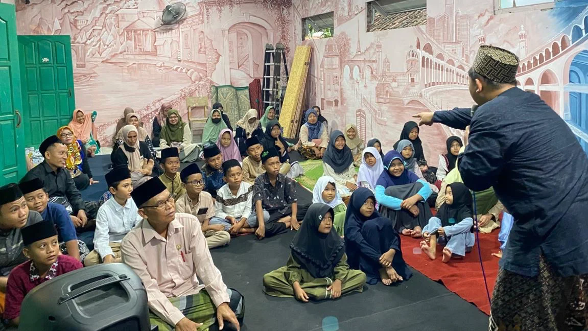 Tak Sekadar Literasi, Pelataran Sastra Kaliwungu Hadirkan Kebahagiaan untuk Anak Yatim