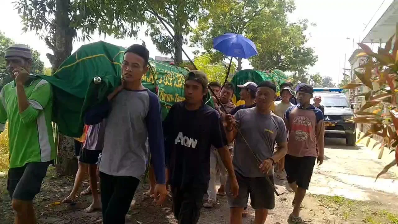 Satu Keluarga Korban Kecelakaan di Tol Pejagan-Pemalang Dimakamkan Satu Liang Lahat