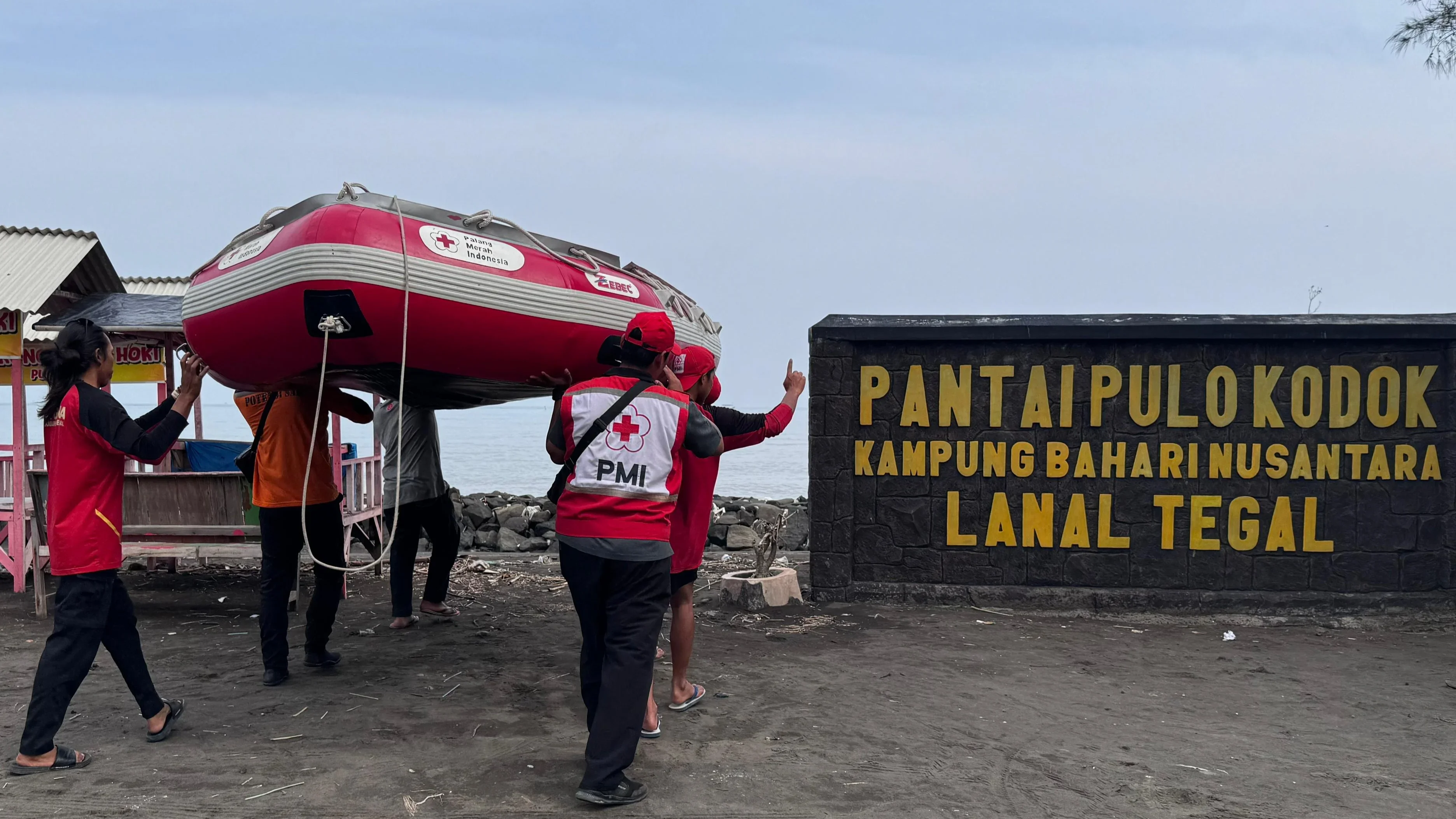 Tim PMI Kabupaten Tegal, akan melakukan pencarian empat pemuda yang diduga hanyut di Sungai Ketiwon, melalui Pantai Pulo Kodok, Senin 2 Maret 2026. Dok PMI Kabupaten Tegal