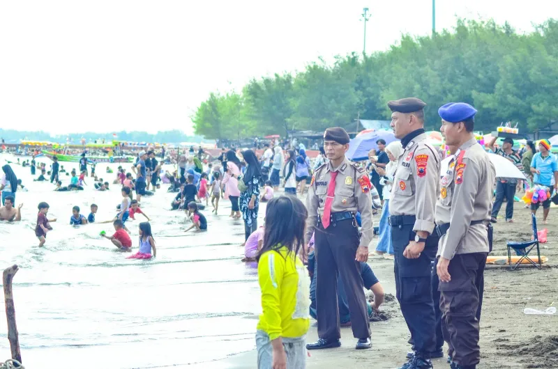 Wisata Pantai Kota Tegal Diserbu Ribuan Pengunjung