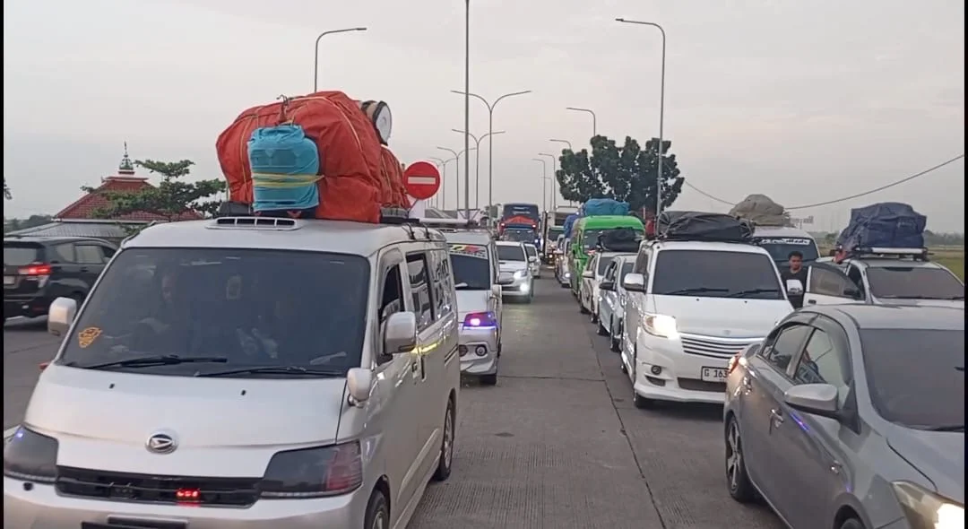 Kendaraan pemudik antre di Exit Tol Pejagan Brebes pada H-6 Lebaran.