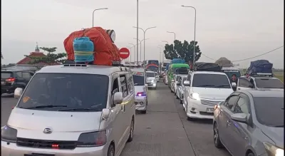 H-6 Lebaran, Kendaraan Pemudik Antre di Exit Pejagan