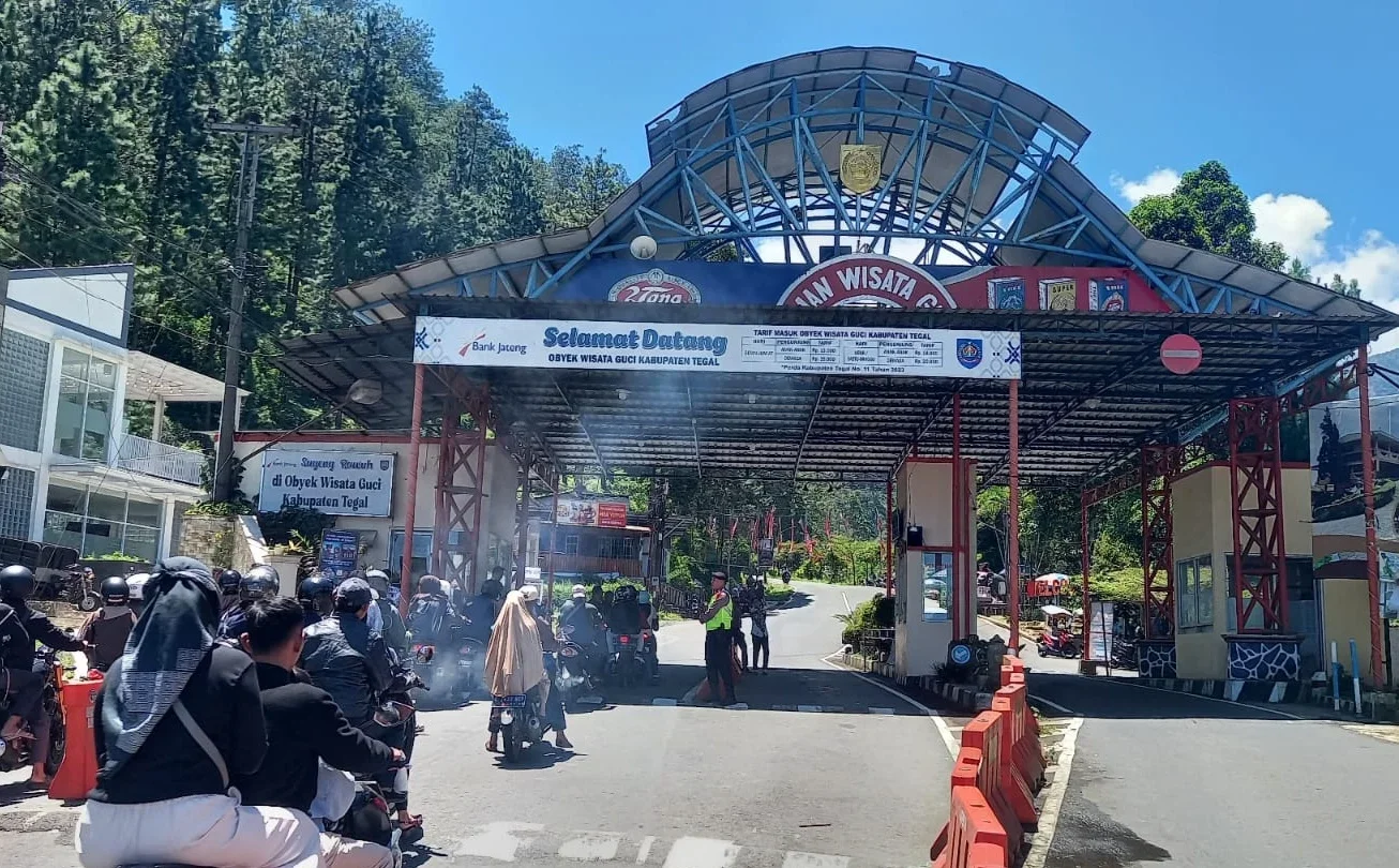 Pintu masuk objek wisata Guci