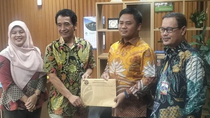Bupati Tegal H Ischak Maulana Rohman menyerahkan SK Menteri Kehutanan RI Nomor 98 Tahun 2026 kepada Plt Kepala Dinkes Kabupaten Tegal, Edy Sucipto, baru-baru ini. (Dok) 